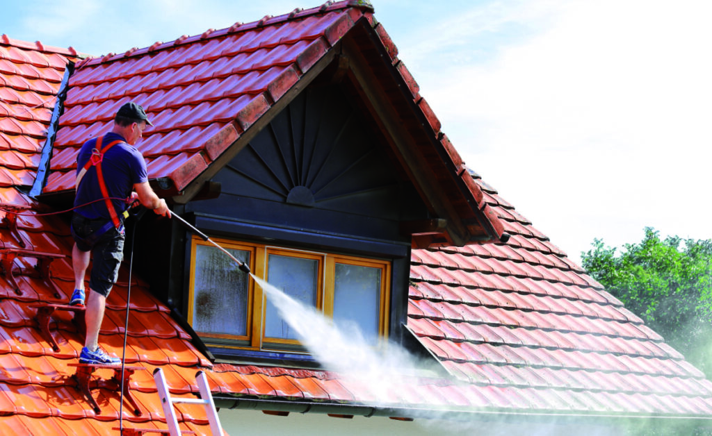 Mitarbeiter von Hanse Dachbau bei Dachreinigung und -beschichtung in Aktion. Qualität und Präzision für eine langanhaltende Dachpflege in Lüneburg.